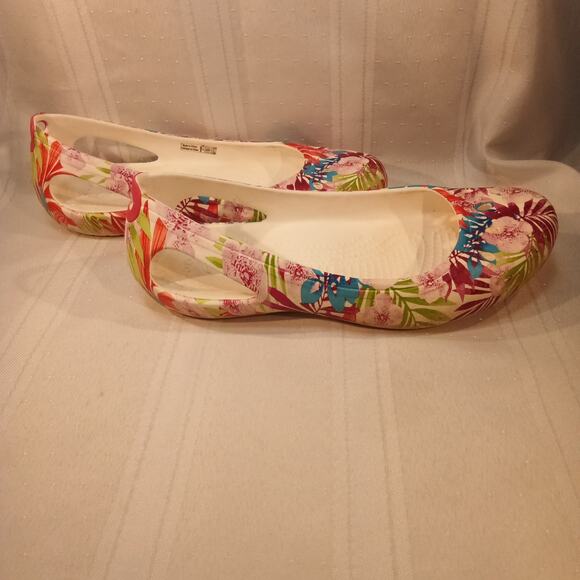 Crocs Women’s Floral Print Slip-On Flats – Size 7 - Picture 4 of 6